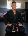 V7 BJJ GI + GRATIS HVITT BELTE | Svart