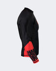 combat corner rash guard i svart med rød skrift