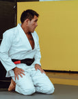 man i hvit bjj gi