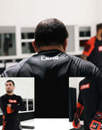 combat corner rash guard i svart med rød skrift