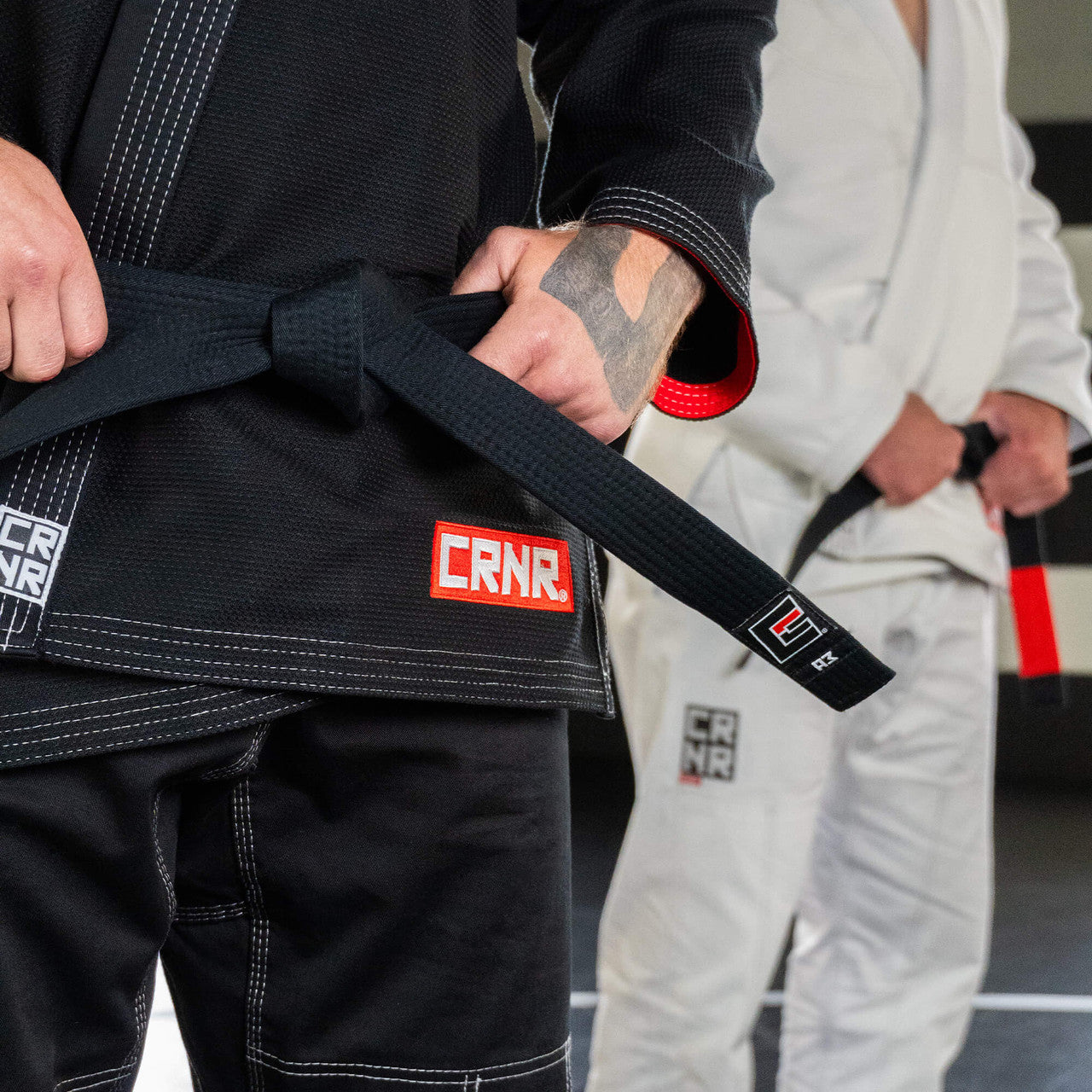 V7 BJJ GI + GRATIS HVITT BELTE | Svart