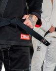 V7 BJJ GI + GRATIS HVITT BELTE | Svart
