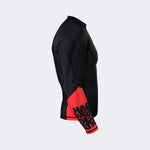 combat corner rash guard i svart med rød skrift 