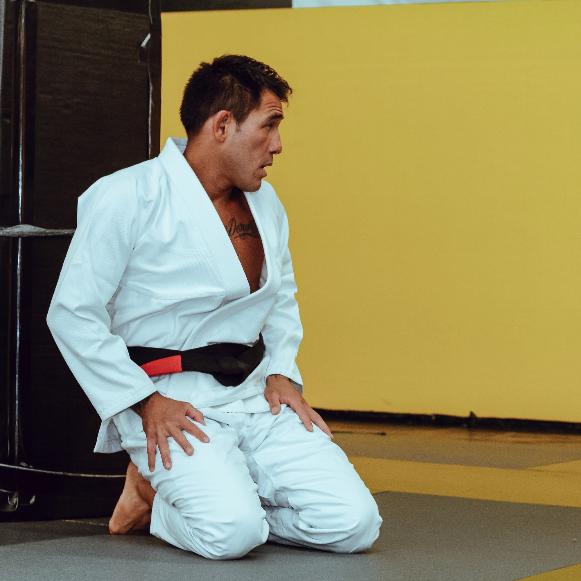 man i hvit bjj gi 